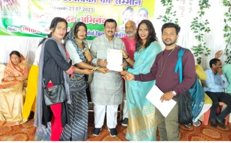 दुर्ग के तृतीय लिंग समुदाय ने अपनी मांगो को लेकर सांसद विजय बघेल से की मुलाकात