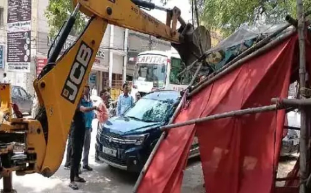 बुलडोजर कार्रवाई, सड़क किनारे से सटे दुकानों को हटाया गया