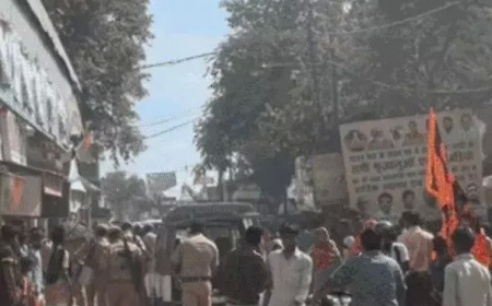 कांवड़ यात्रा पर उड़ाया सफेद पाउडर- जमकर हुआ बवाल- पुलिस की गाड़ी