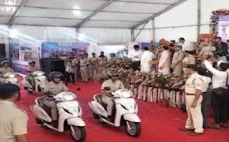 लेडी पुलिस को मिली 250 स्कूटी, सीएम ने गृहमंत्री के साथ दिखाई हरी झंडी