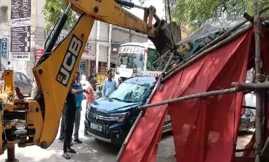 बुलडोजर कार्रवाई, सड़क किनारे से सटे दुकानों को हटाया गया