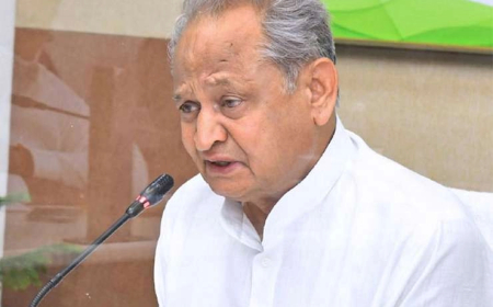 गहलोत बोले- सीएम का असली चेहरा वसुंधरा राजे हैं:कहा- उन्हें छिपाया क्यों, मुकाबला के लिए आगे लाएं; राजे-मेघवाल ने मेरी सरकार नहीं बचाई