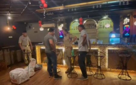 हुक्का बार में पुलिस का छापा: कैफे की आड़ में चल रहा था नशे का अवैध कारोबार, नाबालिग भी उड़ा रहे थे धुआं