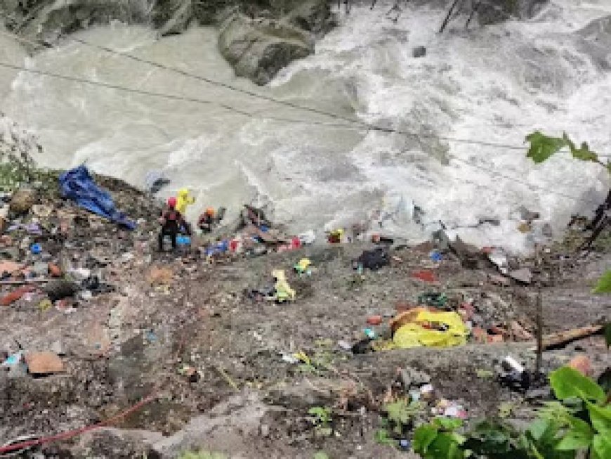 गौरीकुंड में भारी भूस्खलन से 19 लोगों की मौत का डर, 2 शव मिले