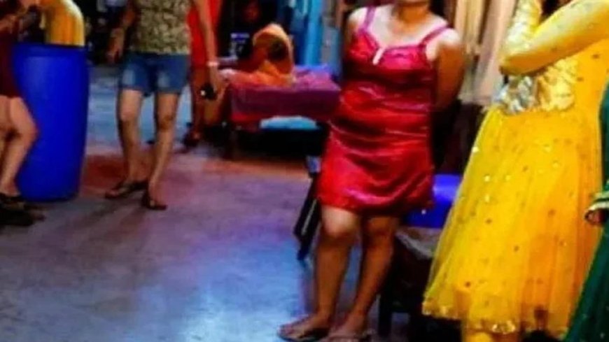 अवैध रूप से चल रहे होटल पर ‌छापा, पकड़ाए दर्जनभर युवक और युवतियां