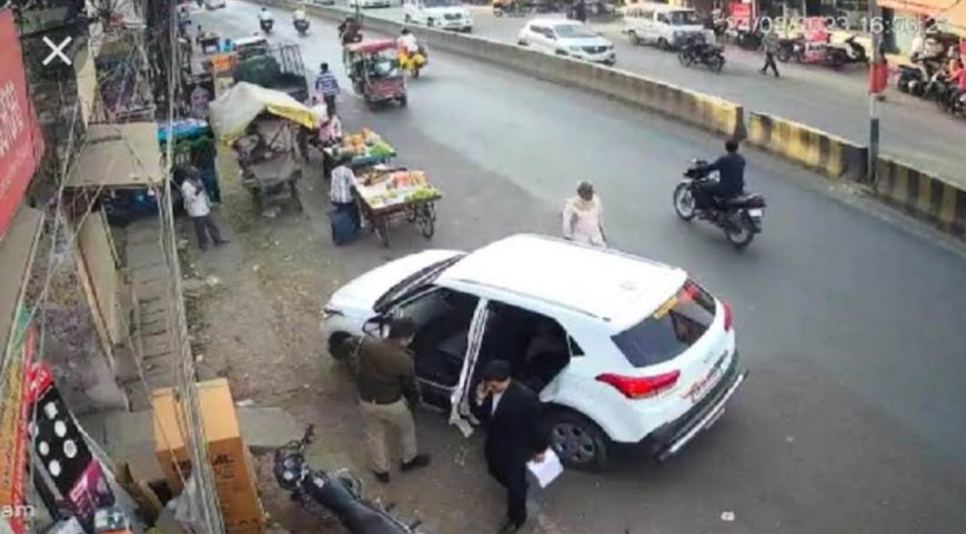 नई दिल्ली: उत्तरप्रदेश भगोड़ा है साबिर', पुलिस ने चिपकाया नोटिस; उमेश पाल की हत्या के बाद जाते-जाते गनर को दागी गोली