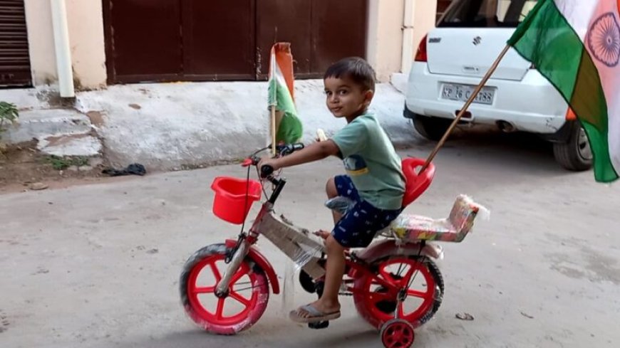 मोदी के हर घर तिरंगा अभियान से प्रेरित हुए तीन साल का मनु चौरसिया “सरकार”