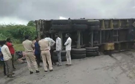 अनियंत्रित होकर प्याज से भरा ट्रेलर पलटा