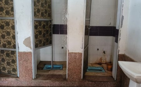 आधुनिक शौचालय की हालत जीण क्षीण