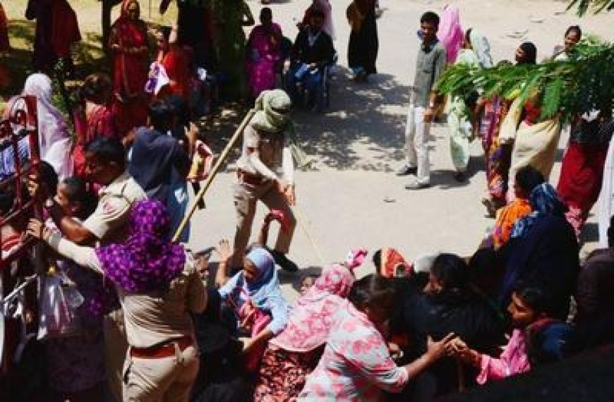 जयपुर: फ्री स्मार्टफोन लेने की होड़ महिलाओं में हुई धक्का-मुक्की तो पुलिस ने बरसाए डंडे