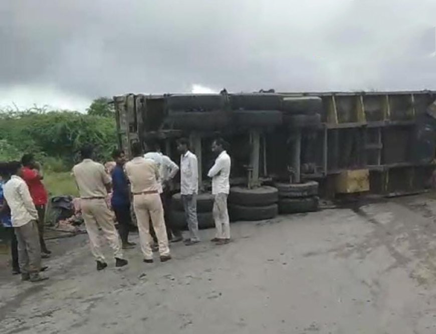 अनियंत्रित होकर प्याज से भरा ट्रेलर पलटा