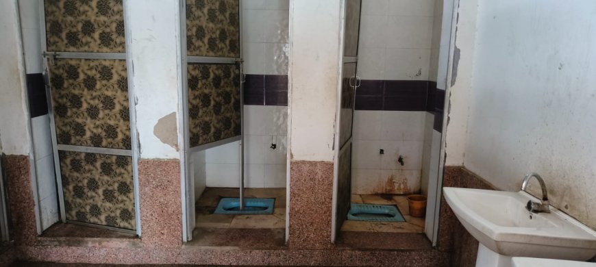 आधुनिक शौचालय की हालत जीण क्षीण