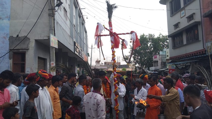 कहार समाज ने निकाला शक्तिपीठ मां कालिका माता का नेजा