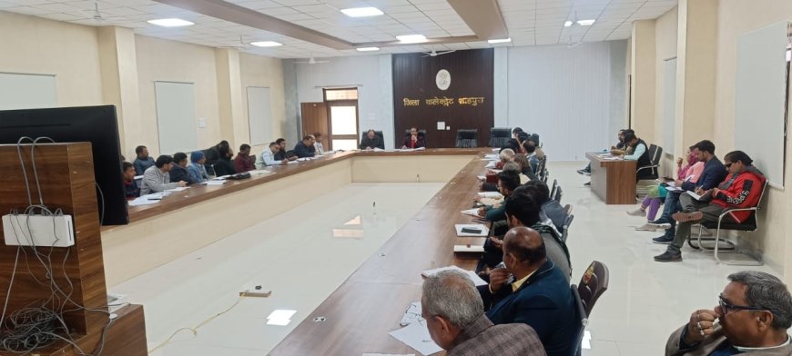 जिला कलक्टर ने की विकसित भारत संकल्प यात्रा की प्रगति की समीक्षा