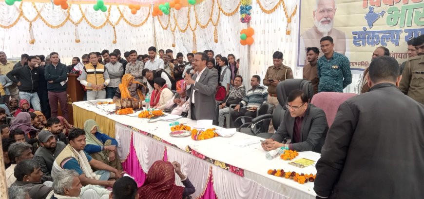 जिला कलक्टर ने गंधेर में आयोजित शिविर में पहुंच कर किया किया विकसित भारत संकल्प यात्रा का निरीक्षण